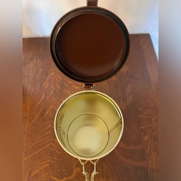 Limited Edition Tim Hortons Collector tin. #005 - Picture 5 of 7